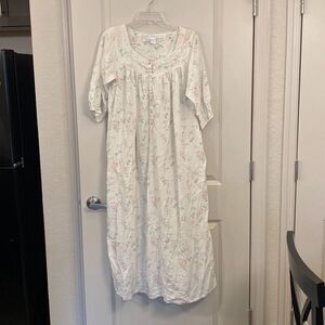 Eileen West classic nightgown size small